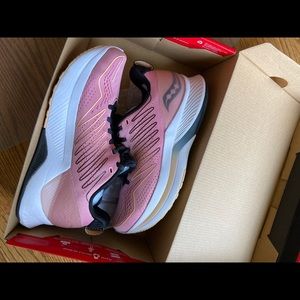 Women’s Saucony Endorphin Shift running sneaker in box. Size 7.5. EUC.